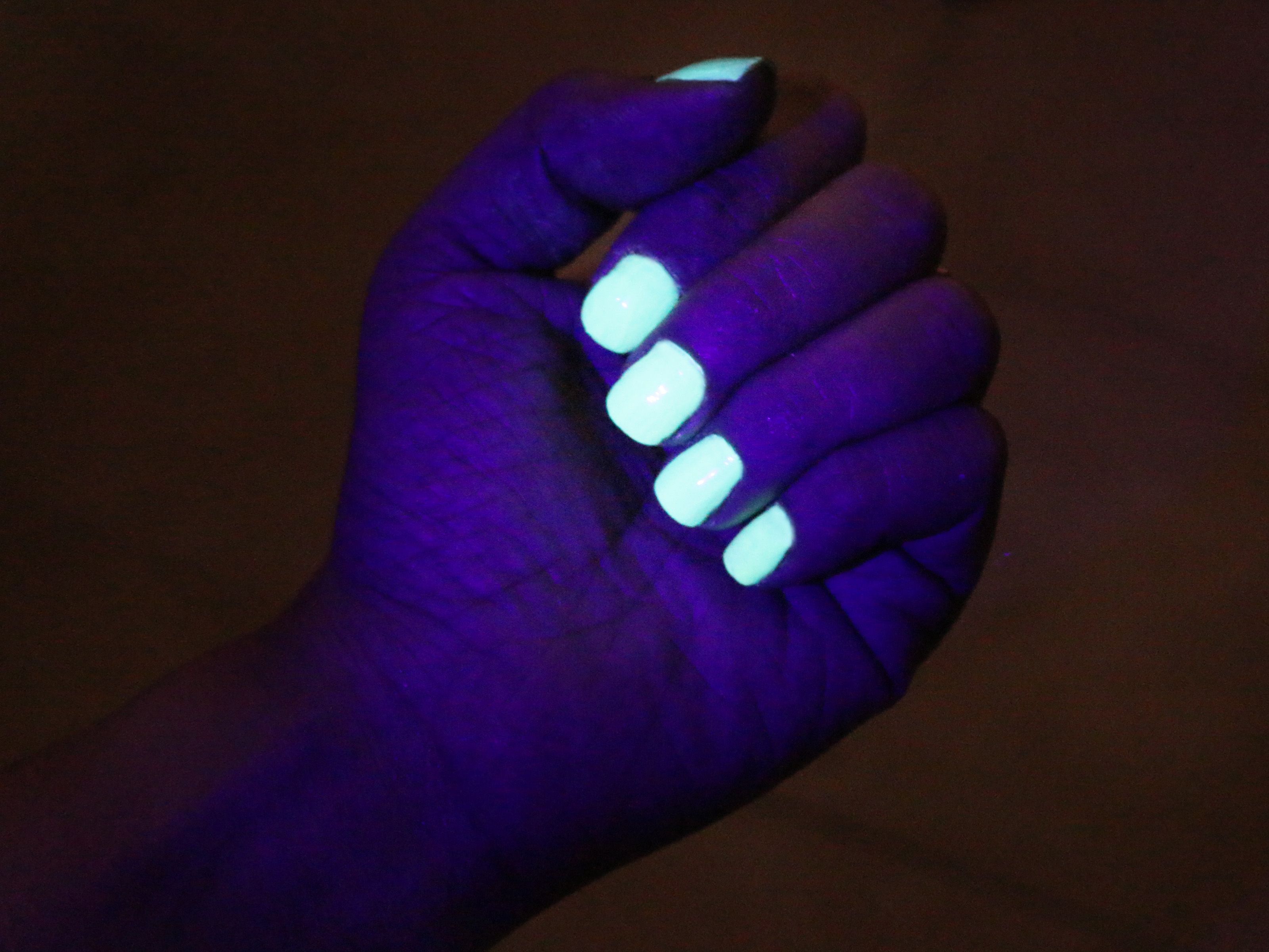 How To Activate Glow In The Dark Acrylic Nails? | CraftersMag